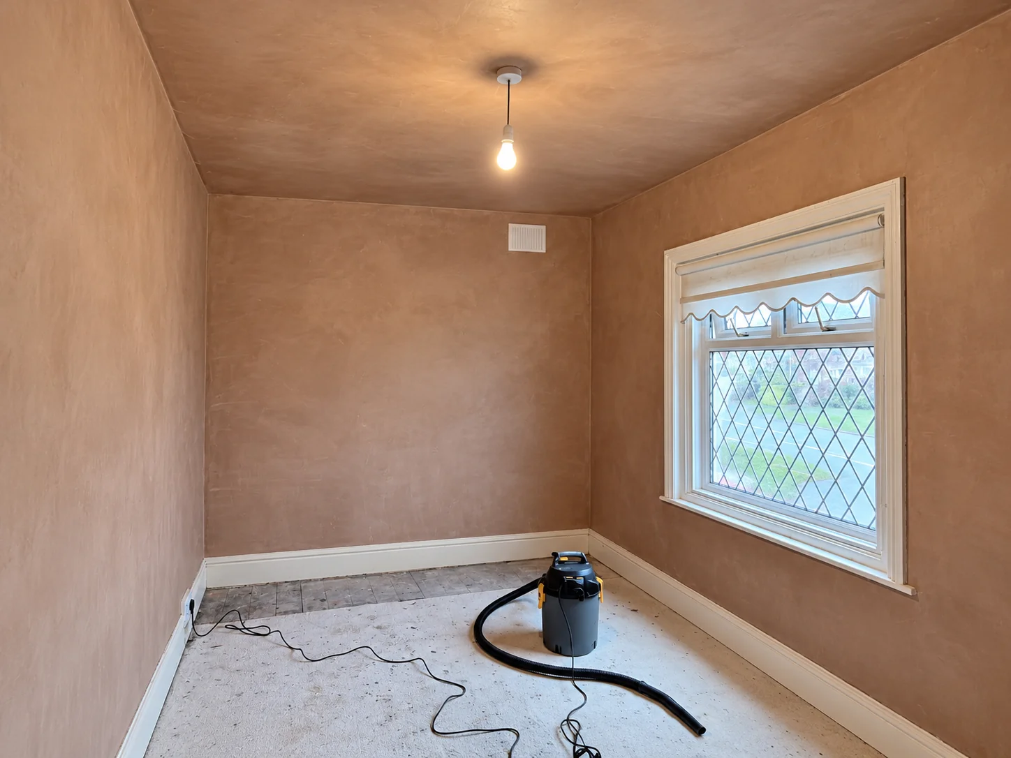 Bedroom walls and ceiling after plastering in Sheffield